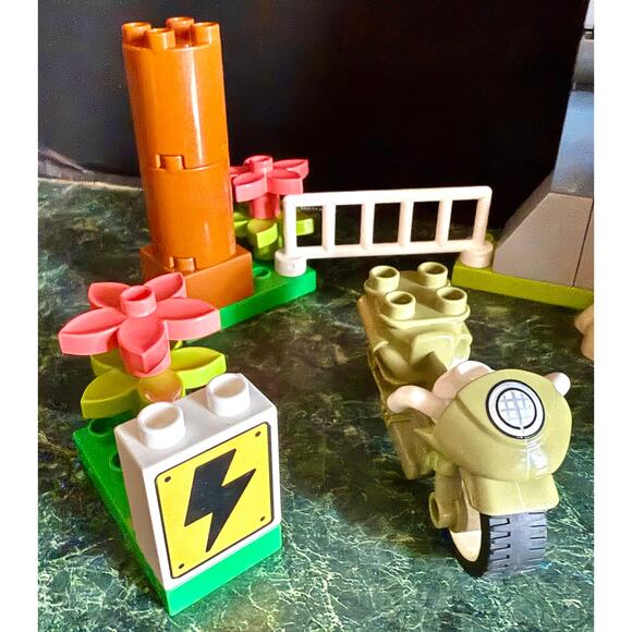 LEGO DUPLO Jurassic World Trex Triceratops Dinosaur Breakout 10939 incomplete#2 - Picture 2 of 6